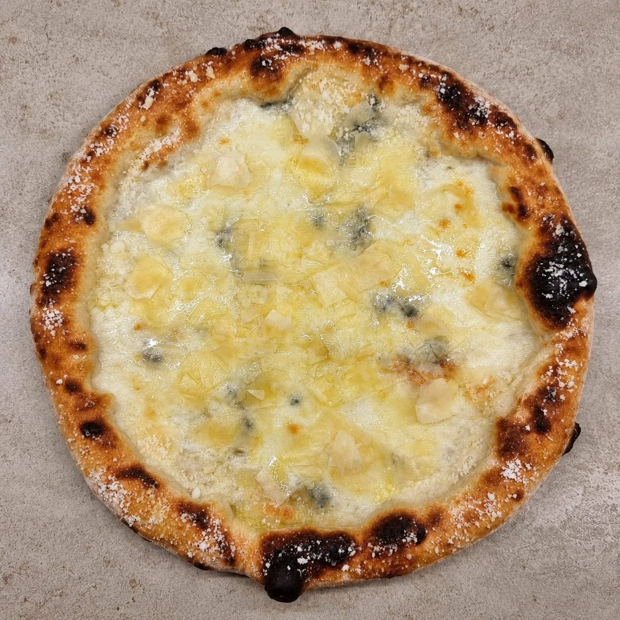 Pizza ai formaggi di Autentica Pizzeria