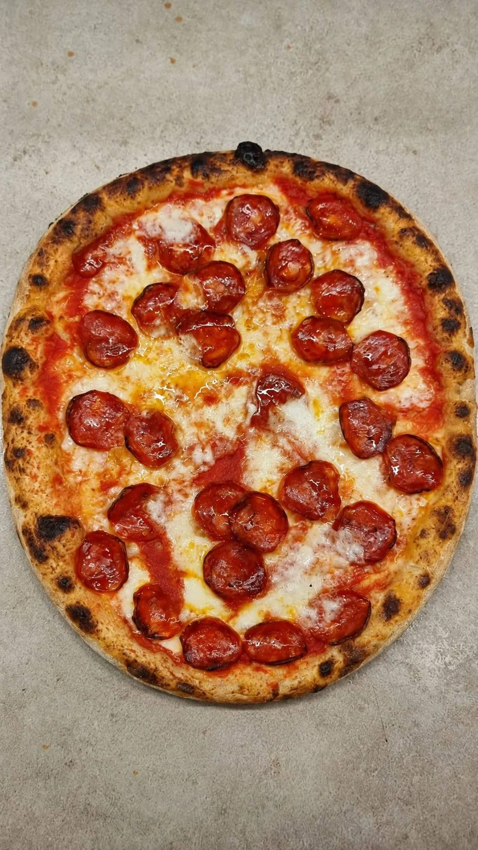 Pizza con salame piccante