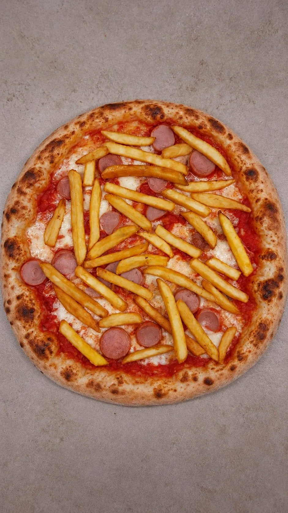 Pizza con wurstel e patatine